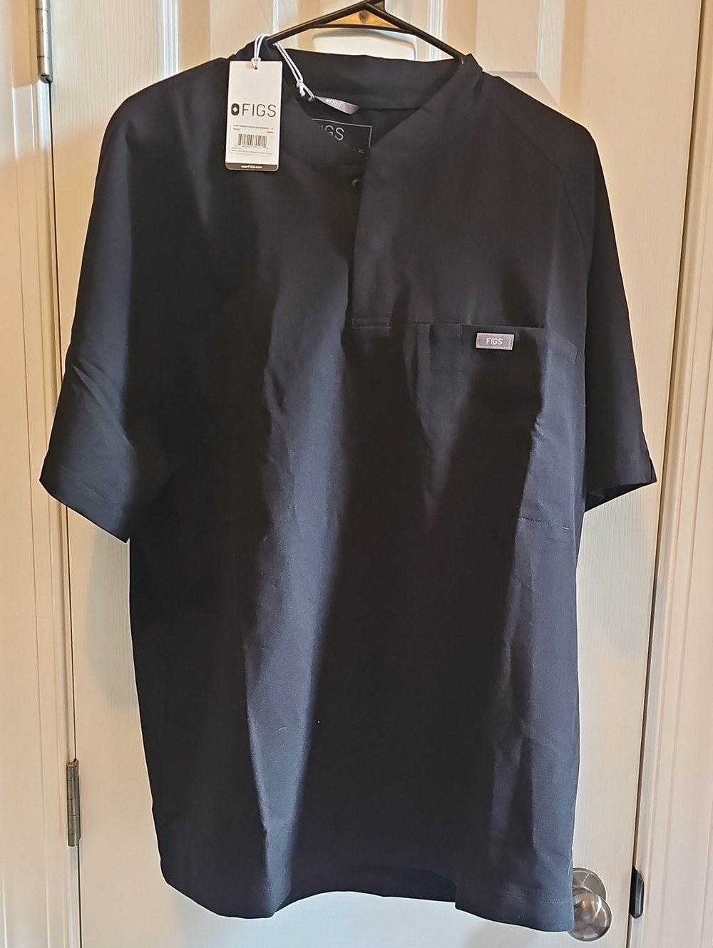 FIGS NWT Short Sleeve Scrub Top in Black